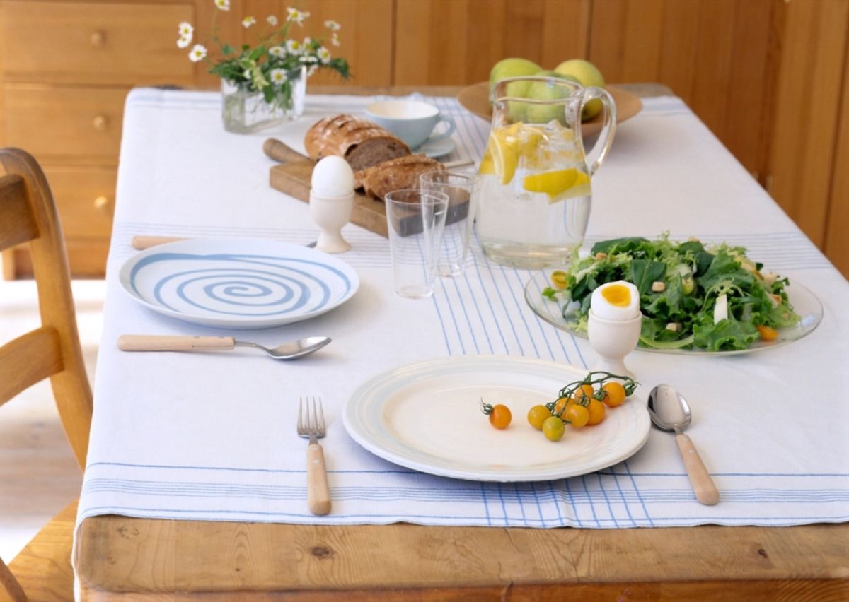 Round Pedestal Dining Table